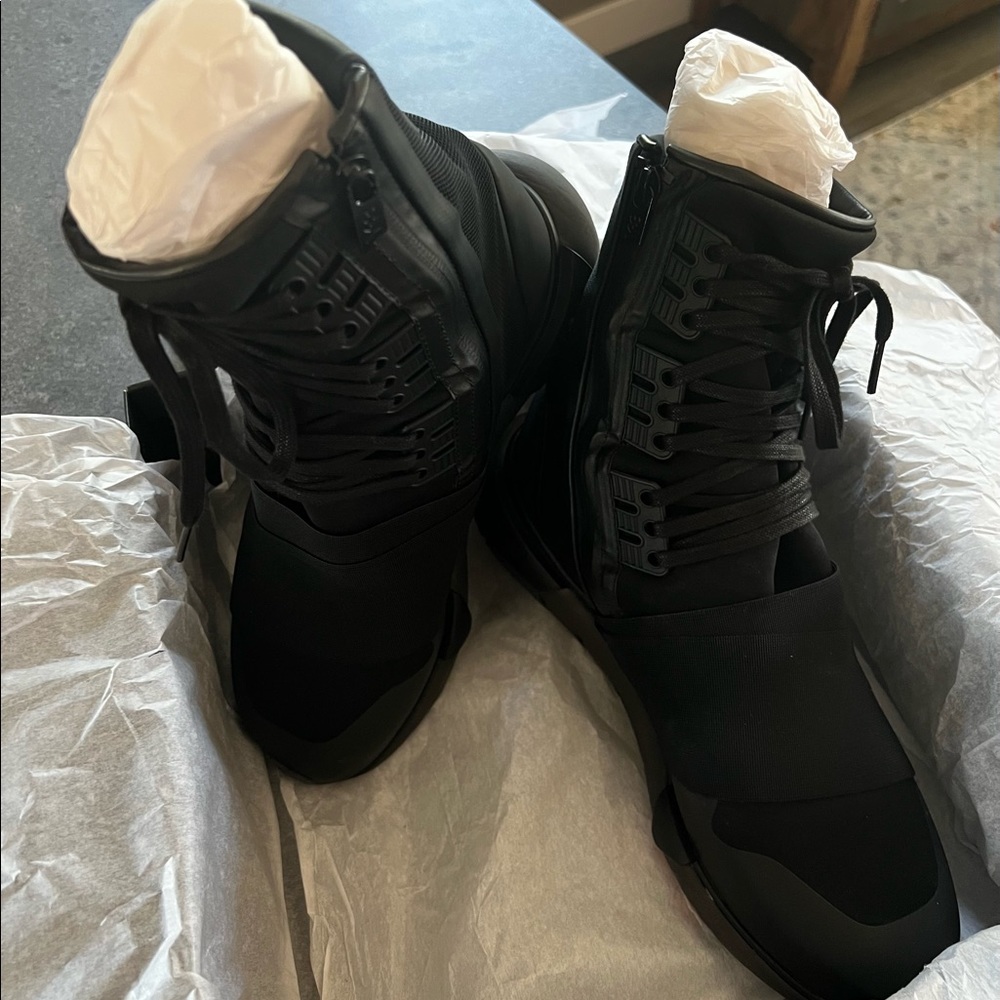 Y-3 QASA BOOT
CHARCOAL & CORE BLACK
